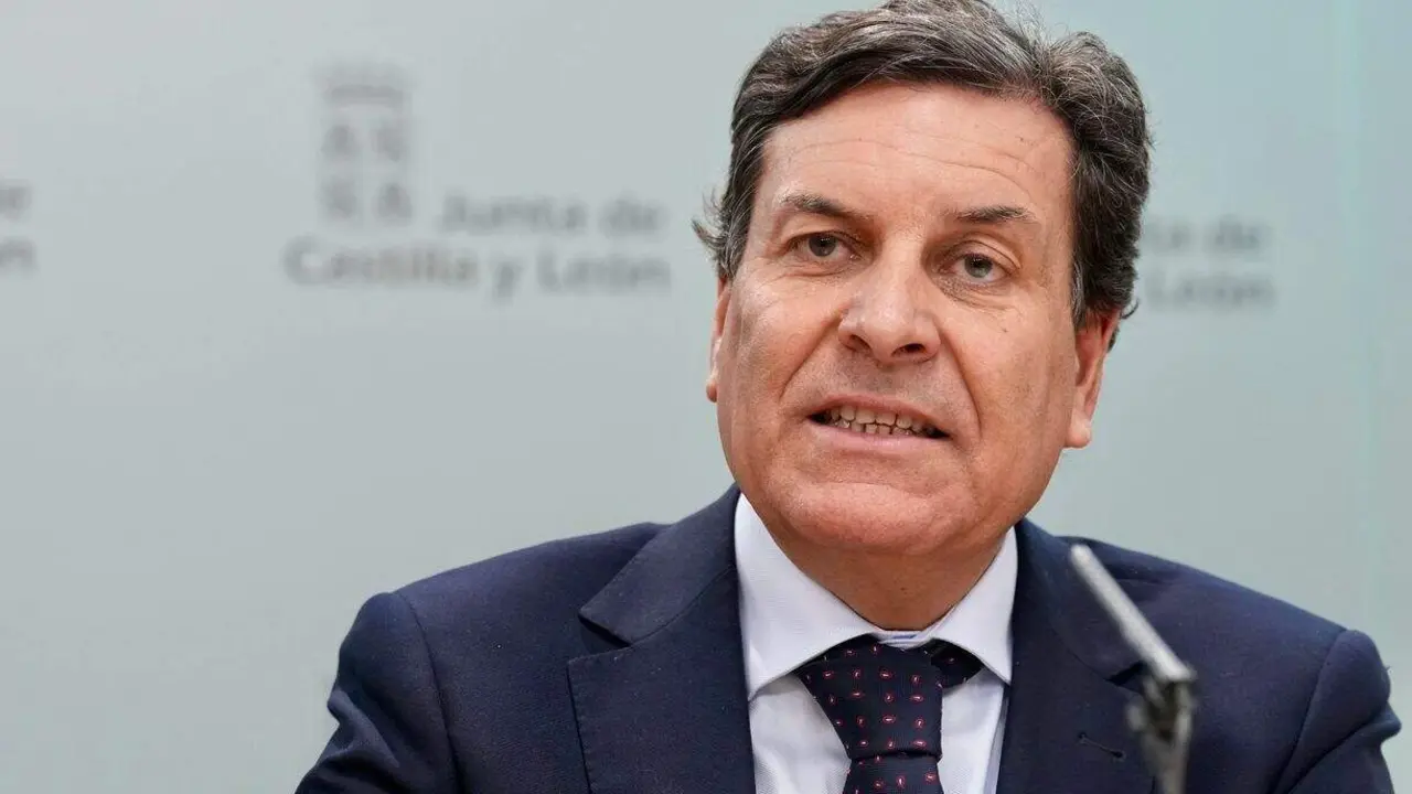 El consejero de Econom&iacute;a y Hacienda y portavoz, Carlos Fern&aacute;ndez Carriedo, comparece en rueda de prensa posterior al Consejo de Gobierno. Foto: R. Valtero.