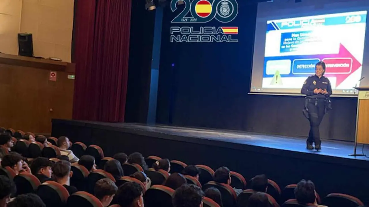 Un instante de la charla impartida a los m&aacute;s j&oacute;venes.