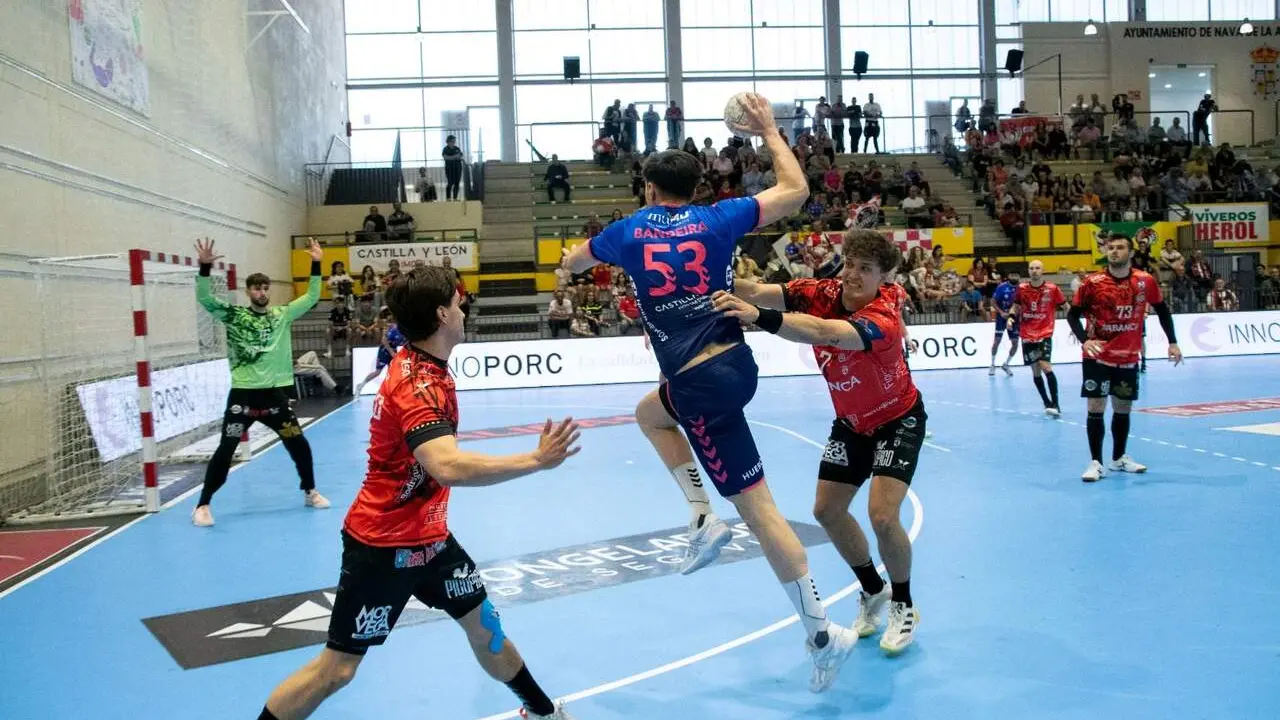 Un ataque del Nava antela defensa del Ademar este mi&eacute;rcoles. Foto: BM Nava.