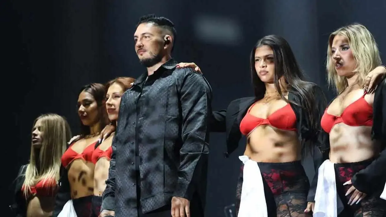 La m&uacute;sica de Omar Montes y M&auml;go de Oz convierte la v&iacute;spera del 23 de abril en una gran celebraci&oacute;n multitudinaria con fuerte presencia de s&iacute;mbolos leoneses. Fotos: C&eacute;sar S&aacute;nchez | Luc&iacute;a Ramajo