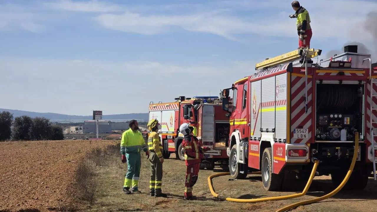 La reactivaci&oacute;n del incendio en una nave industrial de La Ba&ntilde;eza (Le&oacute;n) apunta a un posible intencionalidad.