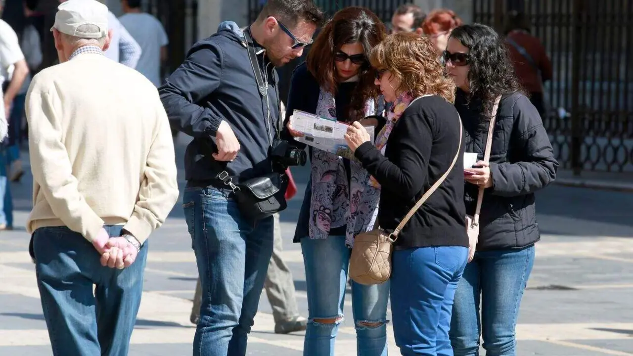Turistas en Le&oacute;n durante las fiestas de Semana Santa en una imagen de archivo.