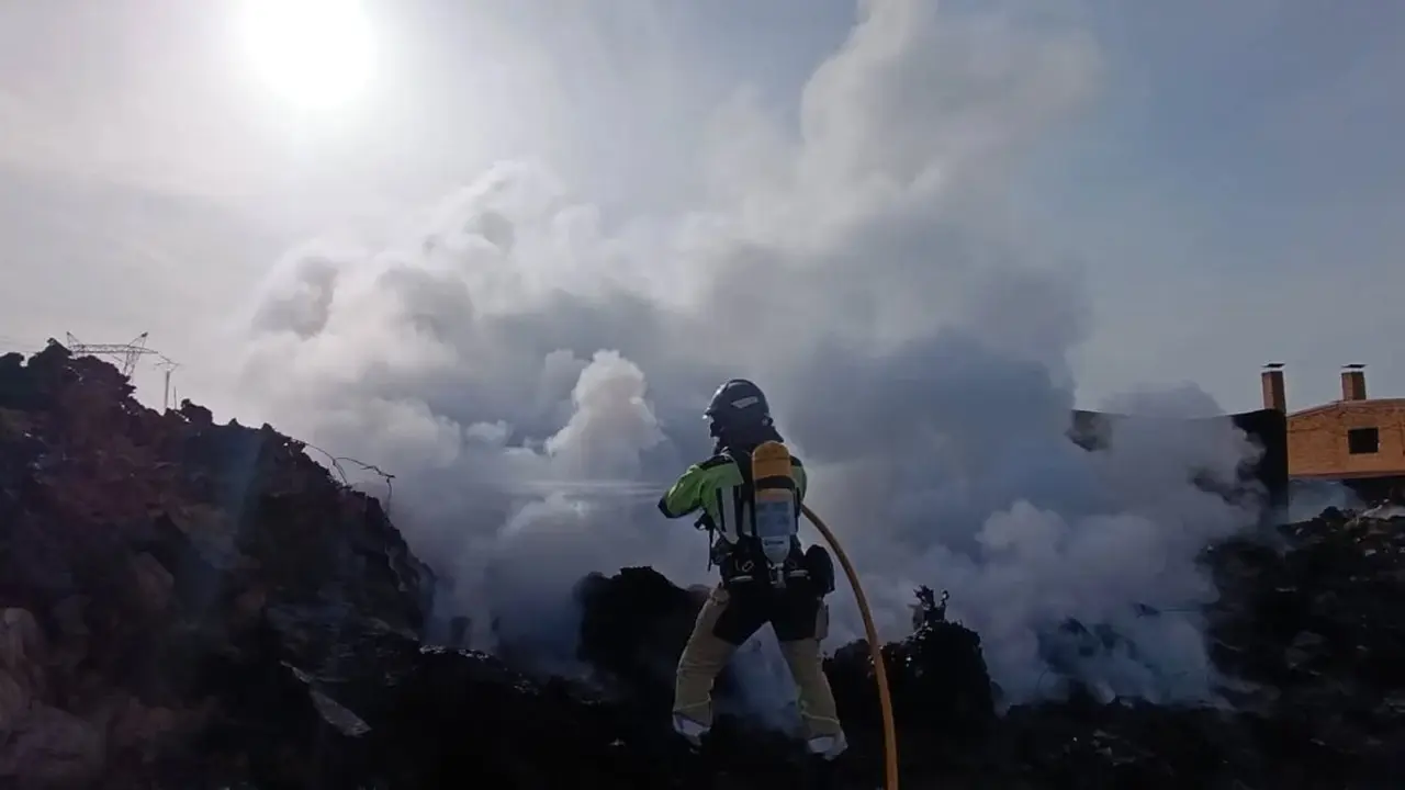 La Polic&iacute;a abre una investigaci&oacute;n por la reactivaci&oacute;n de un incendio en una nave industrial de La Ba&ntilde;eza. Foto: Bomberos Sepeis Diputaci&oacute;n de Le&oacute;n.