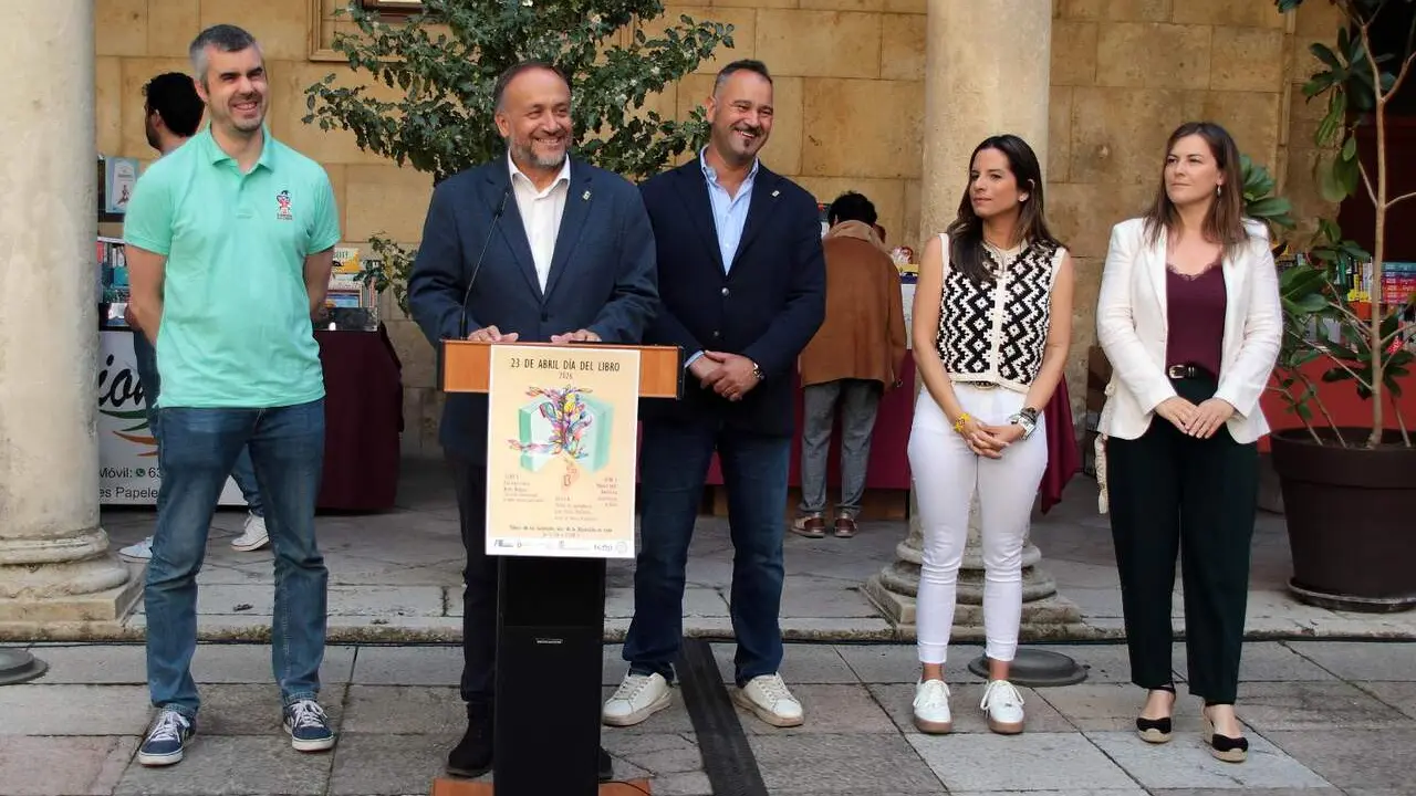 El presidente de la Diputaci&oacute;n de Le&oacute;n, Gerardo &Aacute;lvarez Courel, y el diputado de Cultura, Arte y Patrimonio, Emilio Mart&iacute;nez, participan en la apertura oficial del D&iacute;a del Libro. Foto: Peio Garc&iacute;a.