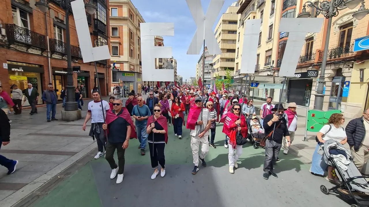 Alrededor de mil asistentes participaron este jueves, 23 de abril, en la quinta edici&oacute;n del denominado Camino a la Libertad, una cita reivindicativa impulsada por Conceyu Pa&iacute;s Llion&eacute;s y Xuntanza Llionesista. El 'Lexit' se ha dejado ver en la marcha.