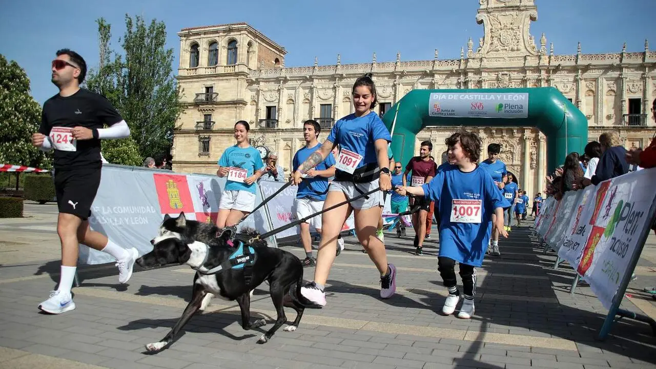 El delegado territorial, Eduardo Diego, participa en una carrera popular por la inclusi&oacute;n en el D&iacute;a de la Comunidad. Foto: Peio Garc&iacute;a.