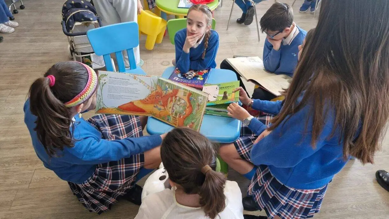 Campa&ntilde;a 'Hoy te leo yo' en la planta de Pediatr&iacute;a del Hospital El Bierzo. Foto: Gasbi.
