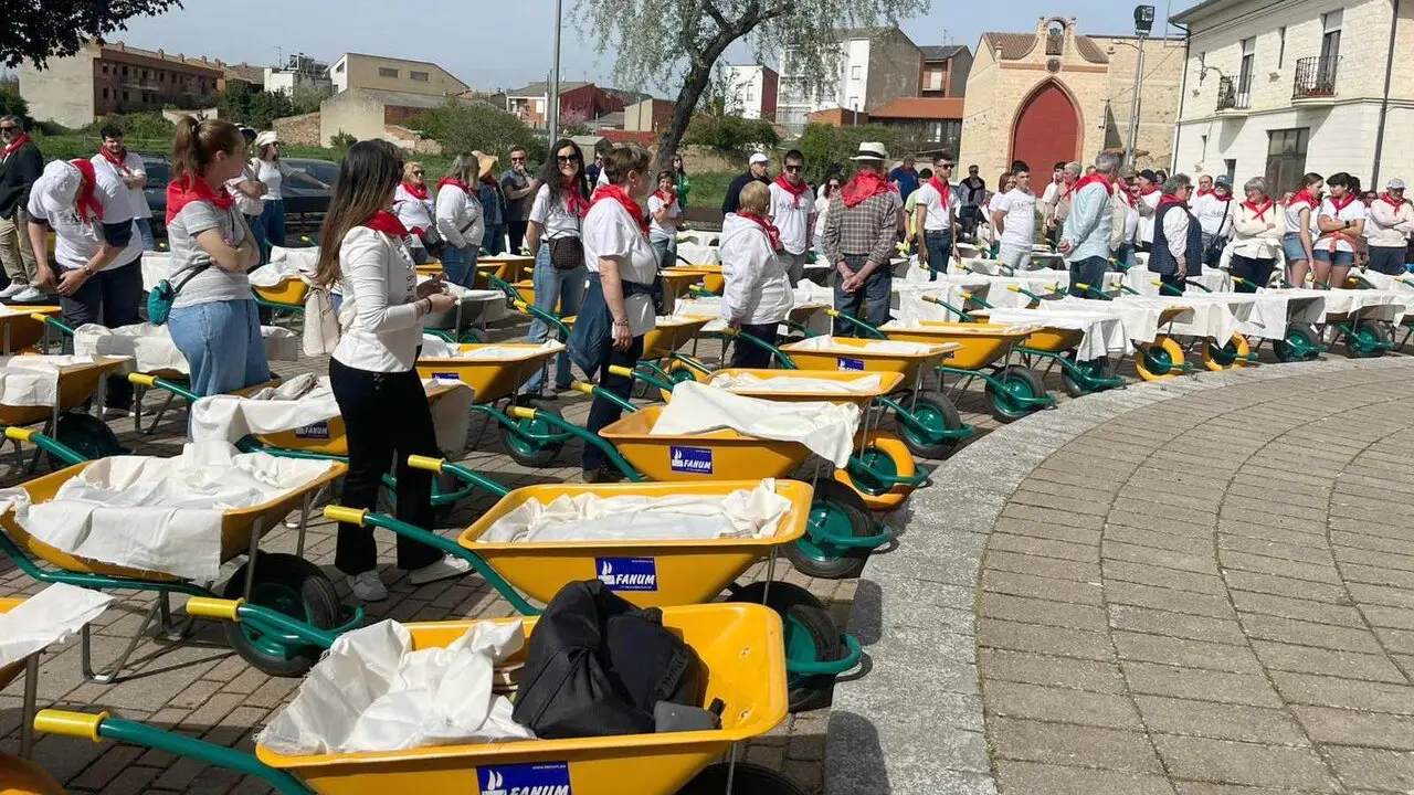 La ciudad de Astorga volvi&oacute; a convertir sus calles en un espacio de encuentro con la lectura con motivo del D&iacute;a del Libro, gracias a la XIII Carretillada de Libros Libres organizada por la asociaci&oacute;n vecinal Los Arrieros. La actividad reuni&oacute; a decenas de participantes y permiti&oacute; poner en circulaci&oacute;n m&aacute;s de 3.000 ejemplares.