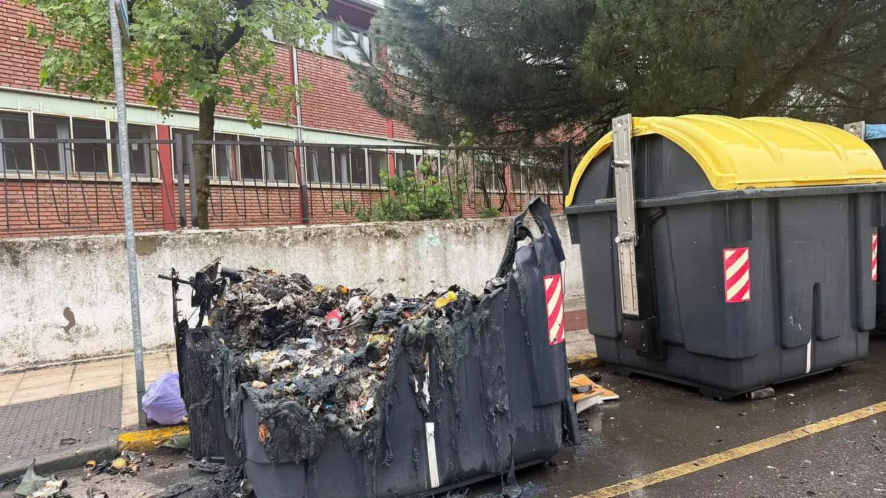 Un contenedor en la carretera Alfageme con la calle Eduardo G. Pastrana de Trobajo qued&oacute; calcinado anoche. Foto: Ayto. San Andr&eacute;s.