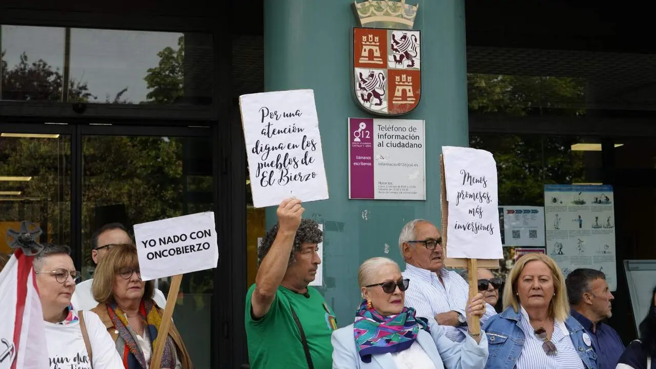 La plataforma OncoBierzo celebra su concentraci&oacute;n mensual ante la sede de la Junta en Ponferrada para reclamar mejoras sanitarias en la comarca del Bierzo. Foto: C&eacute;sar S&aacute;nchez.