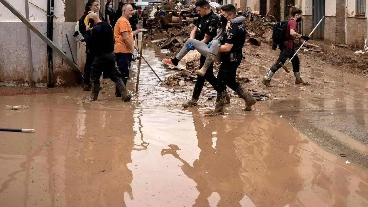 Servicio humanitario durante los d&iacute;as m&aacute;s duros de la DANA en Paiporta (1Premio)