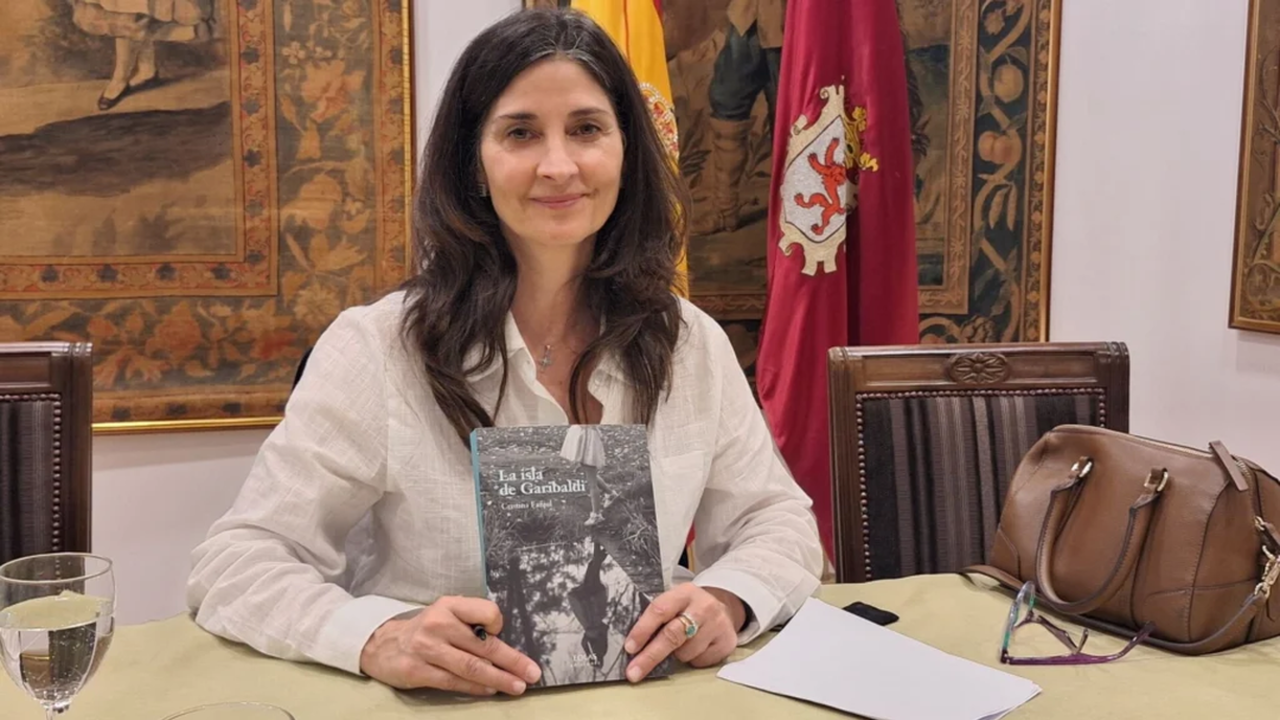 La escritora y periodista Cristina Fanjul Alonso present&oacute; en la tarde del lunes 20 de abril su primera novela, La isla de Garibaldi, en un acto celebrado en la Casa de Le&oacute;n en Madrid, que registr&oacute; una destacada asistencia de p&uacute;blico.