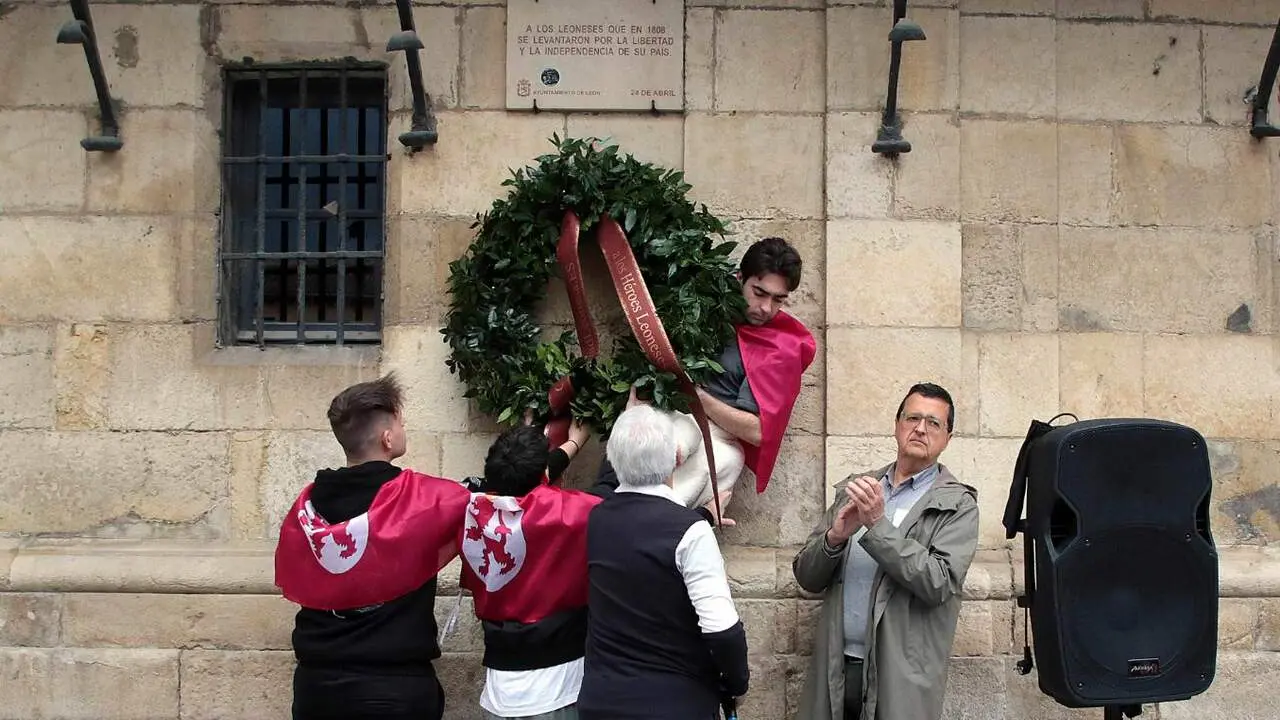 Le&oacute;n honra a sus h&eacute;roes del 24 de abril. La ciudad recuerda el levantamiento de 1808 con una ofrenda en la Plaza Mayor y m&uacute;sica tradicional por sus calles. Fotos: Peio Garc&iacute;a
