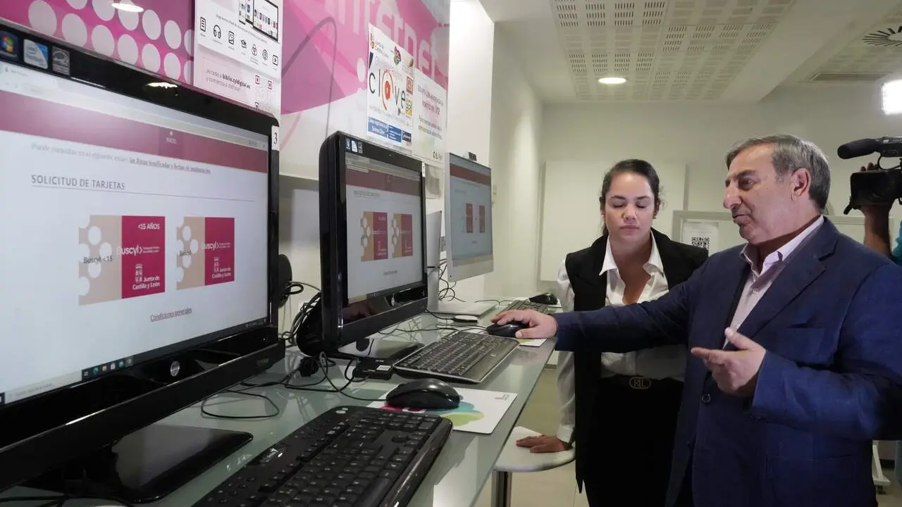 El consejero de Movilidad y Transformaci&oacute;n Digital, Jos&eacute; Luis Sanz Merino, visita el Espacio CyL Digital de Valladolid con motivo de la entrada en funcionamiento del servicio de asesoramiento para el usuario de Buscyl.