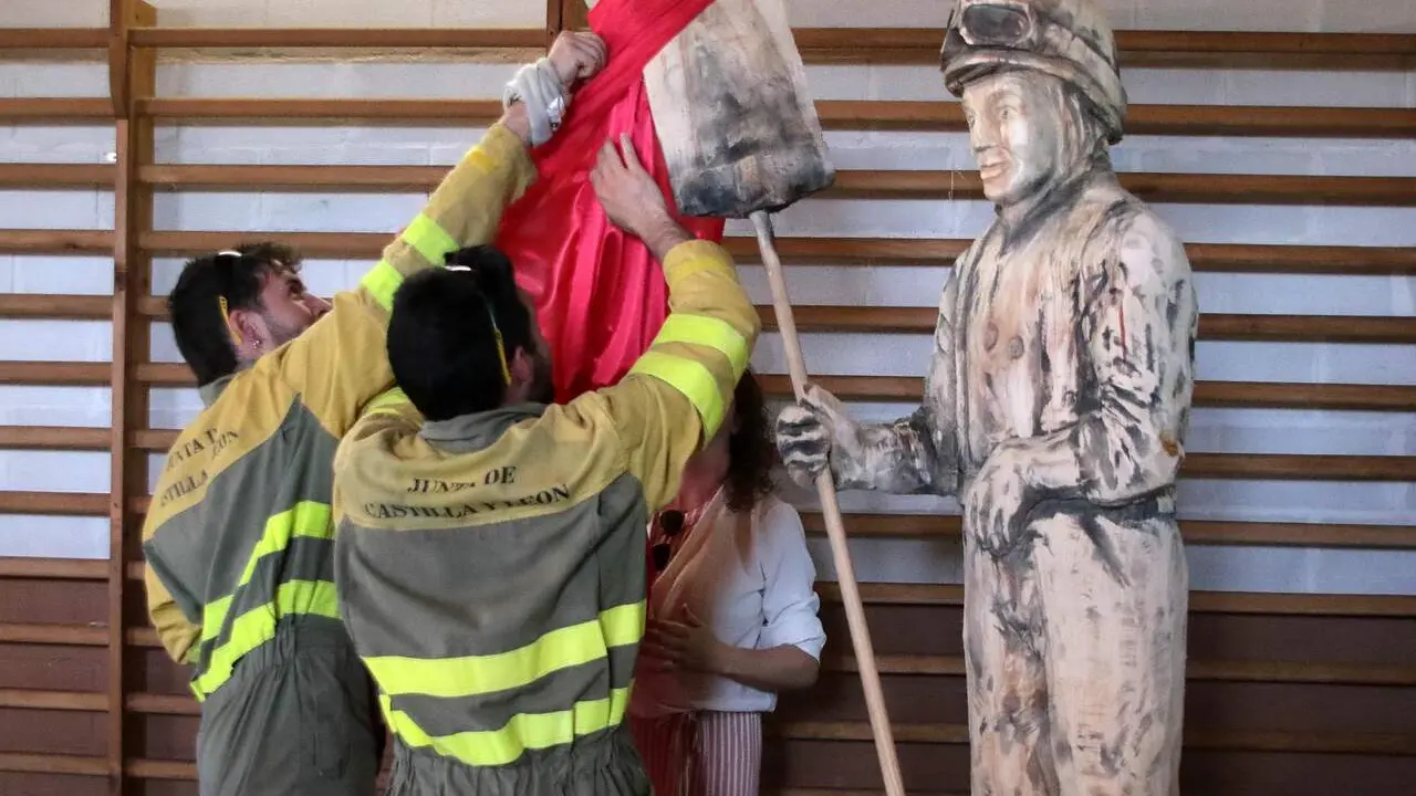 La localidad leonesa de Brugos de Fenar rinde homenaje a la brigadas forestales de la Comunidad. Fotos: Peio Garc&iacute;a.