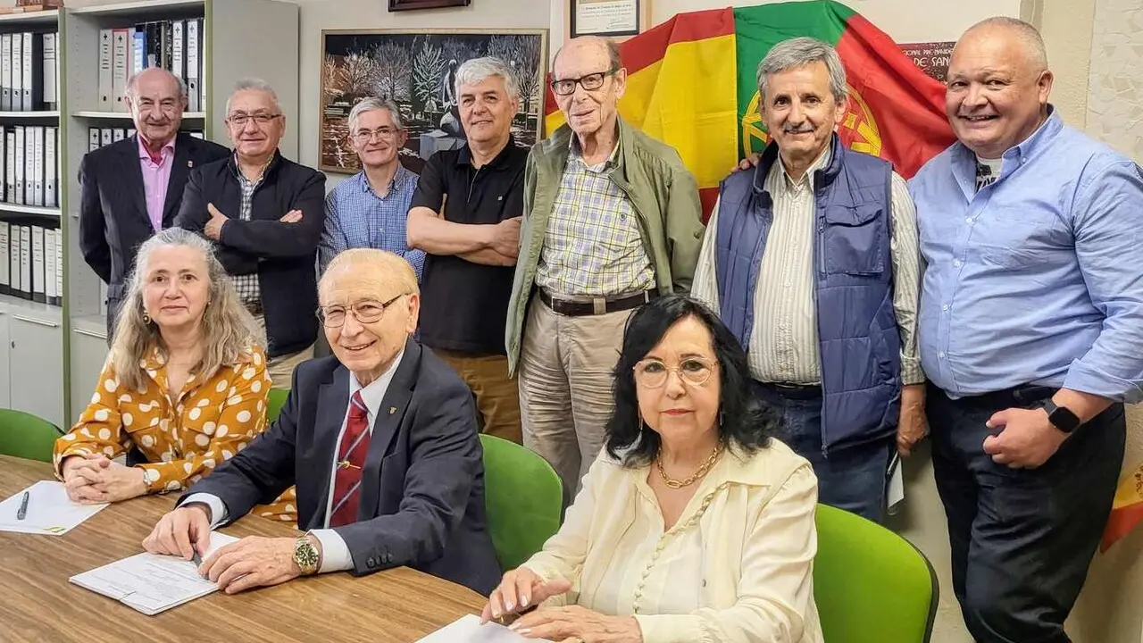 Un instante de el encuentro mantenido por los Amigos de Portugal.