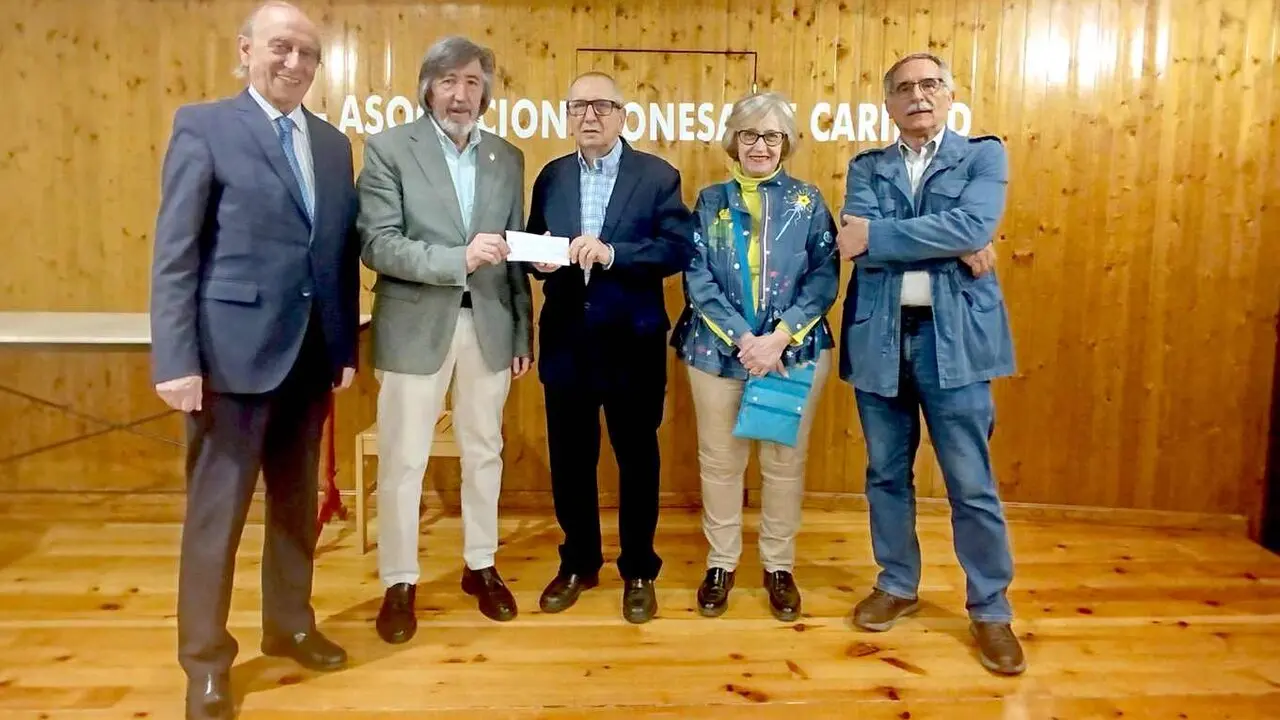 Un instante de la entrega del donativo a Asleca.
