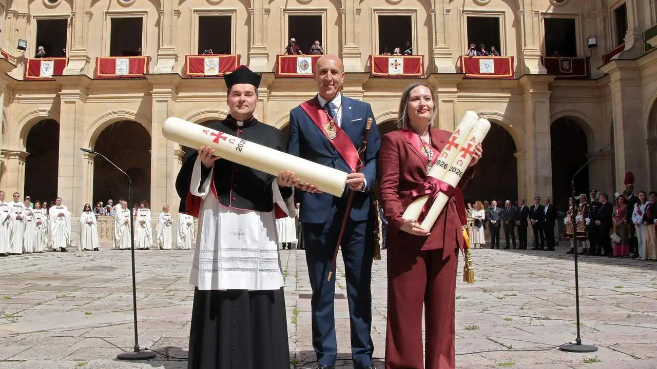 Le&oacute;n acoge la tradicional ceremonia de Las Cabezadas, que este a&ntilde;o enfrenta al abad del Cabildo de san Isidoro, Luis Garc&iacute;a, y a la concejala de Comercio, Consumo y Fiestas, Camino Orejas. Foto: Peio Garc&iacute;a.