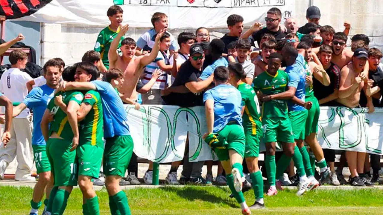 Los jugadores del Atl&eacute;tico Astorga celebran la victoria en el minuto 90.