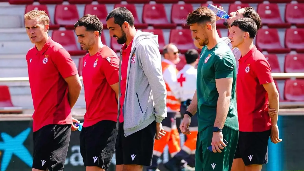 La plantilla de la Cultural, este domingo, sobre el terreno de juego del Mirand&eacute;s.