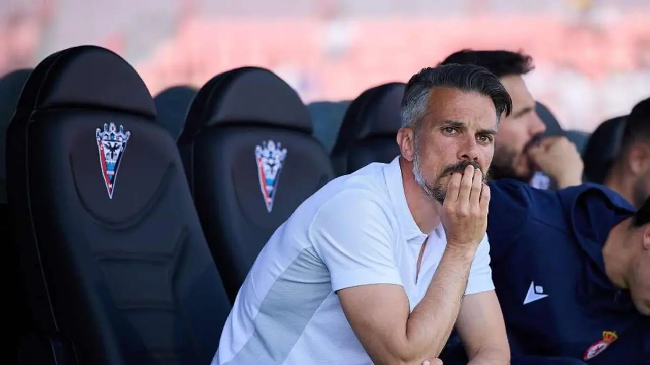 Rub&eacute;n de la Barrera, entrenador de la Cultural y Deportiva Leonesa, durante el encuentro ante el Mirand&eacute;s.