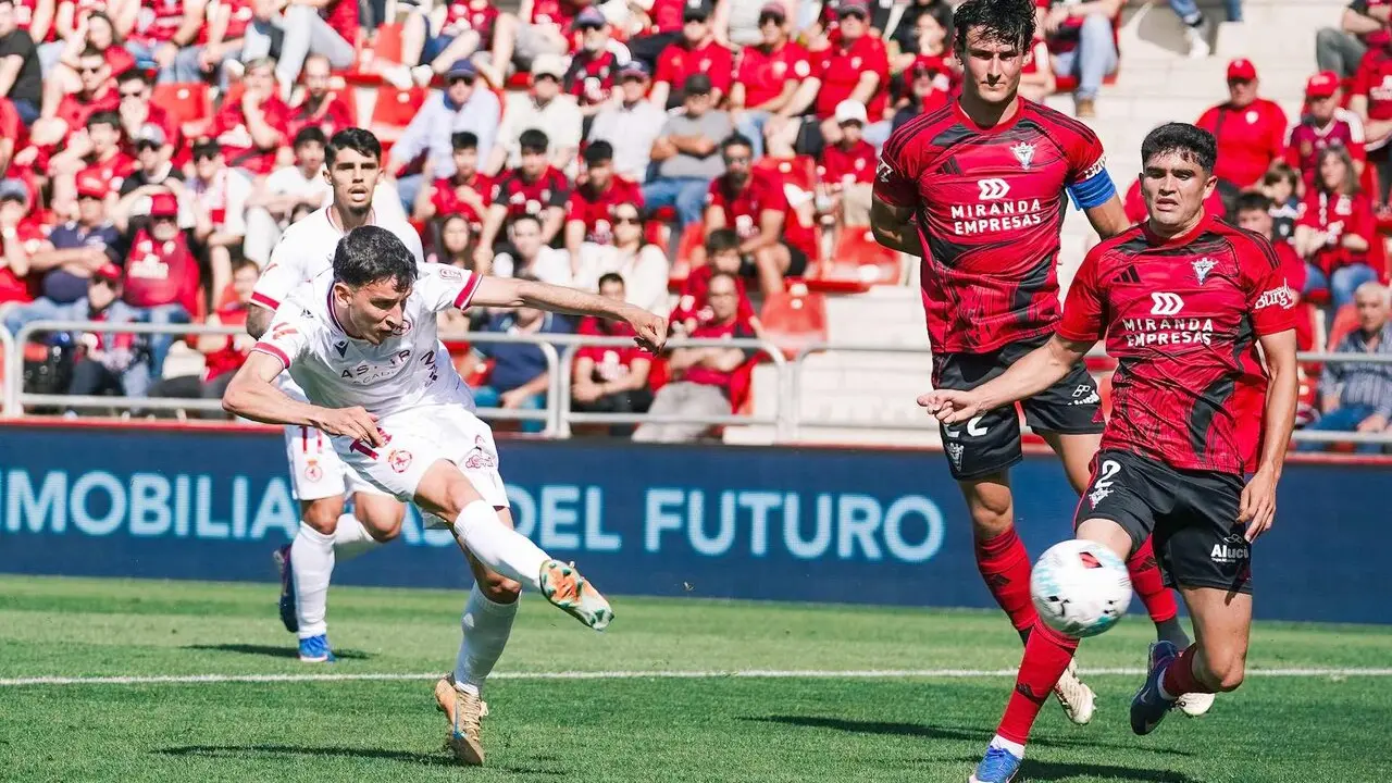 La derrota en Anduva condena a la Cultural a un destino que llevaba meses escribi&eacute;ndose entre errores y resignaci&oacute;n. En la imagen, Chac&oacute;n logra el 1-1.