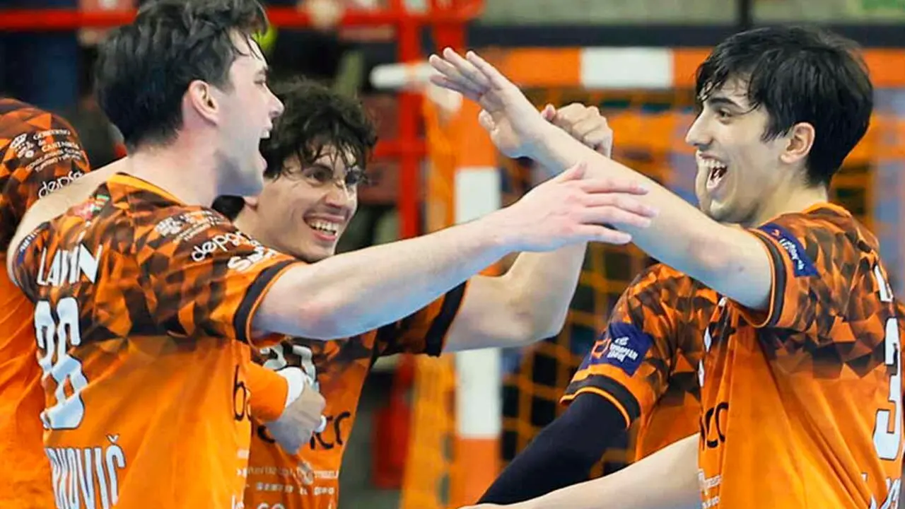 Los jugadores del Torrelavega celebran la victoria ante el Abanca Ademar.