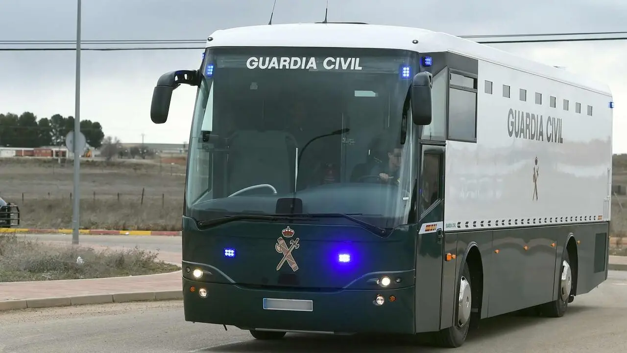 Imagen de un veh&iacute;culo para el traslado de internos entre prisiones.