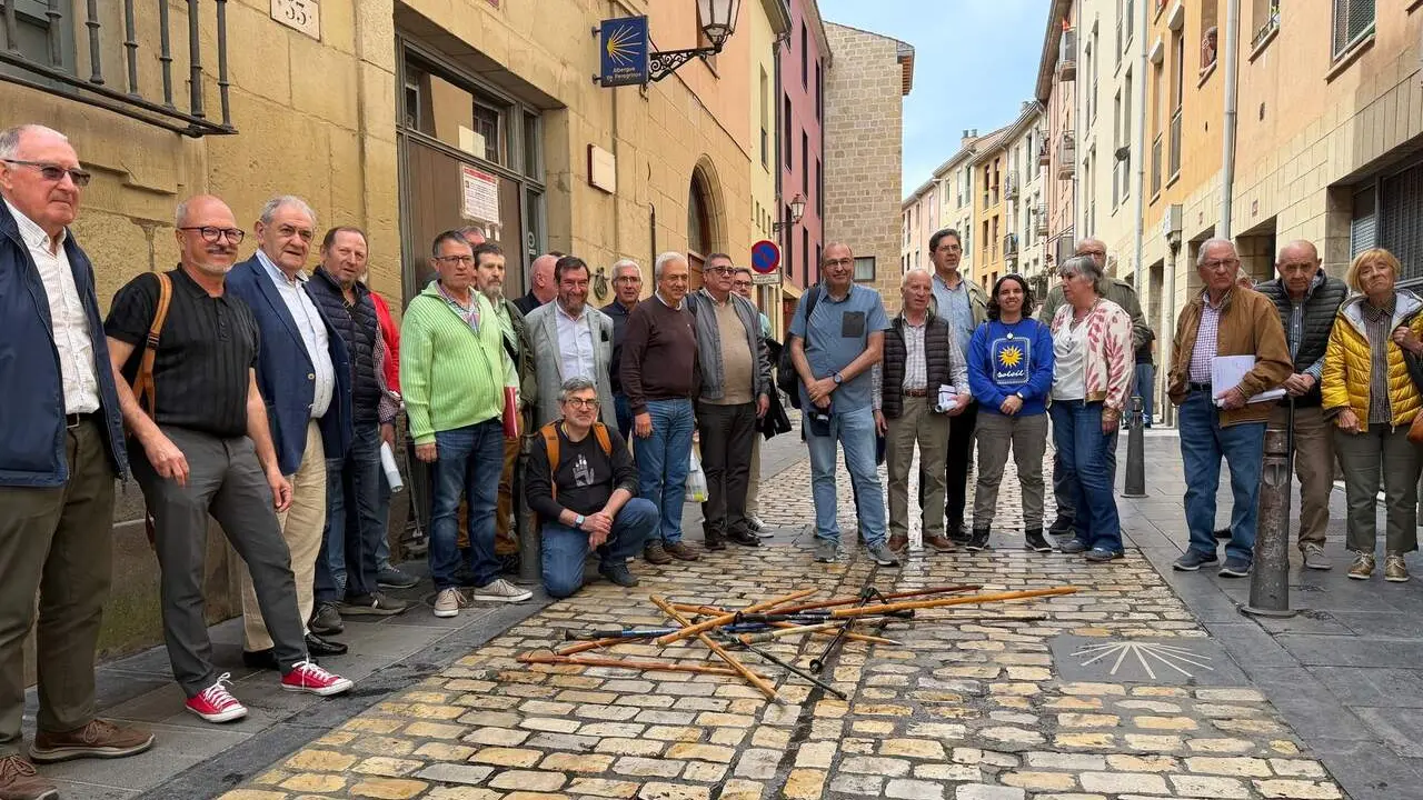 Representantes de las 15 organizaciones que acudieron a la VI Asamblea en el entorno del Albergue de Peregrinos de Logro&ntilde;o (5) (002)