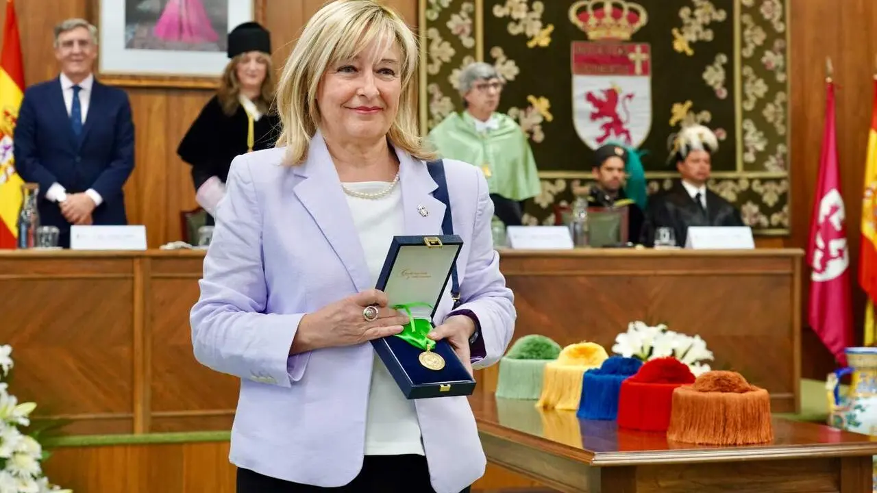 La Universidad de Le&oacute;n celebra la festividad de su patr&oacute;n, san Isidoro en un acto acad&eacute;mico en el que se har&aacute; entrega de la Medalla Reina Urraca a la presidenta del Tribunal Superior de Justicia de Castilla y Le&oacute;n, Ana del Ser, y de la Medalla de Oro a t&iacute;tulo p&oacute;stumo al profesor Gerardo Villa. Fotos: Campillo