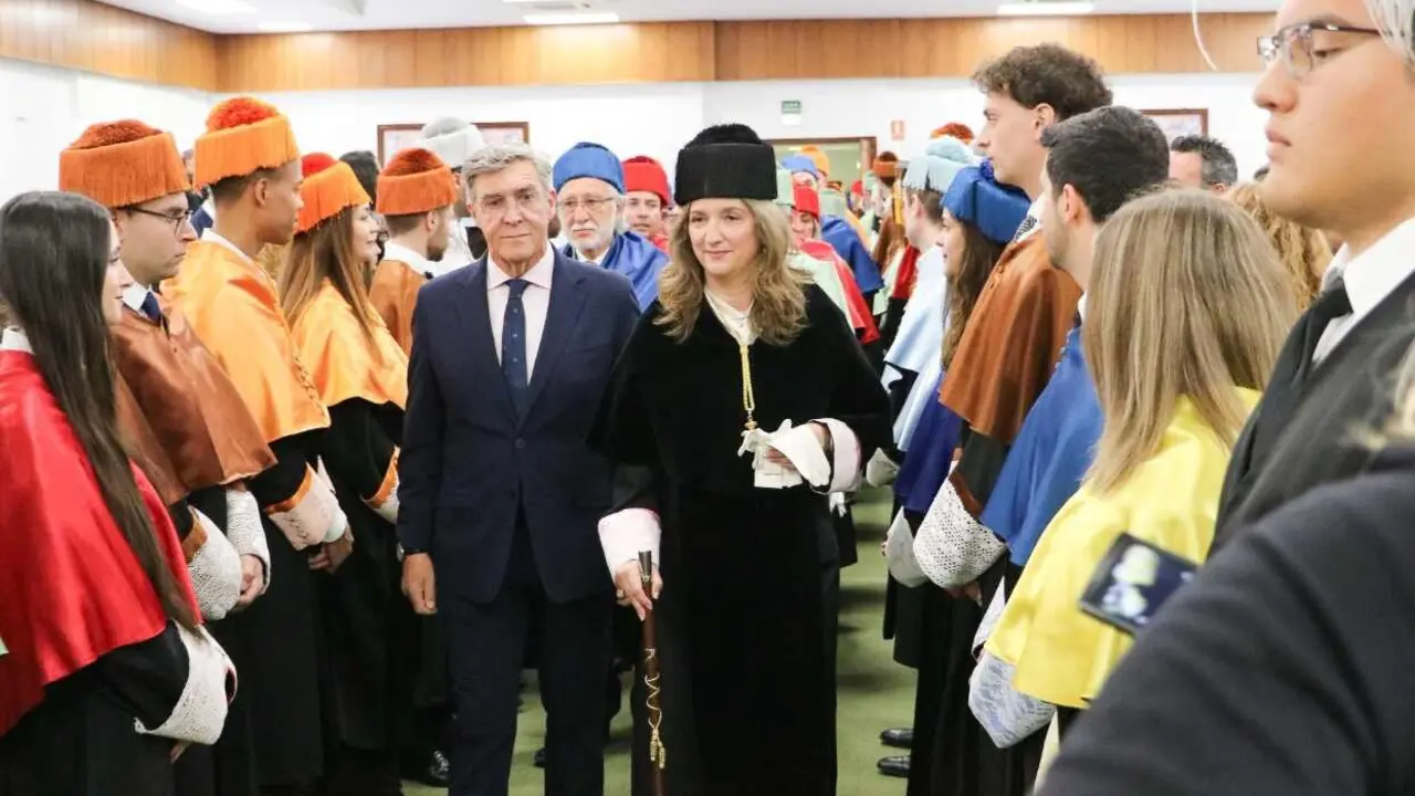 La Universidad de Le&oacute;n celebr&oacute; este lunes la festividad de su patr&oacute;n, San Isidoro, en un acto acad&eacute;mico marcado por las reivindicaciones de futuro y el reconocimiento a figuras destacadas. Durante la ceremonia se hizo entrega de la Medalla Reina Urraca a Ana del Ser, presidenta del Tribunal Superior de Justicia de Castilla y Le&oacute;n, y de la Medalla de Oro, a t&iacute;tulo p&oacute;stumo, al profesor Gerardo Villa.