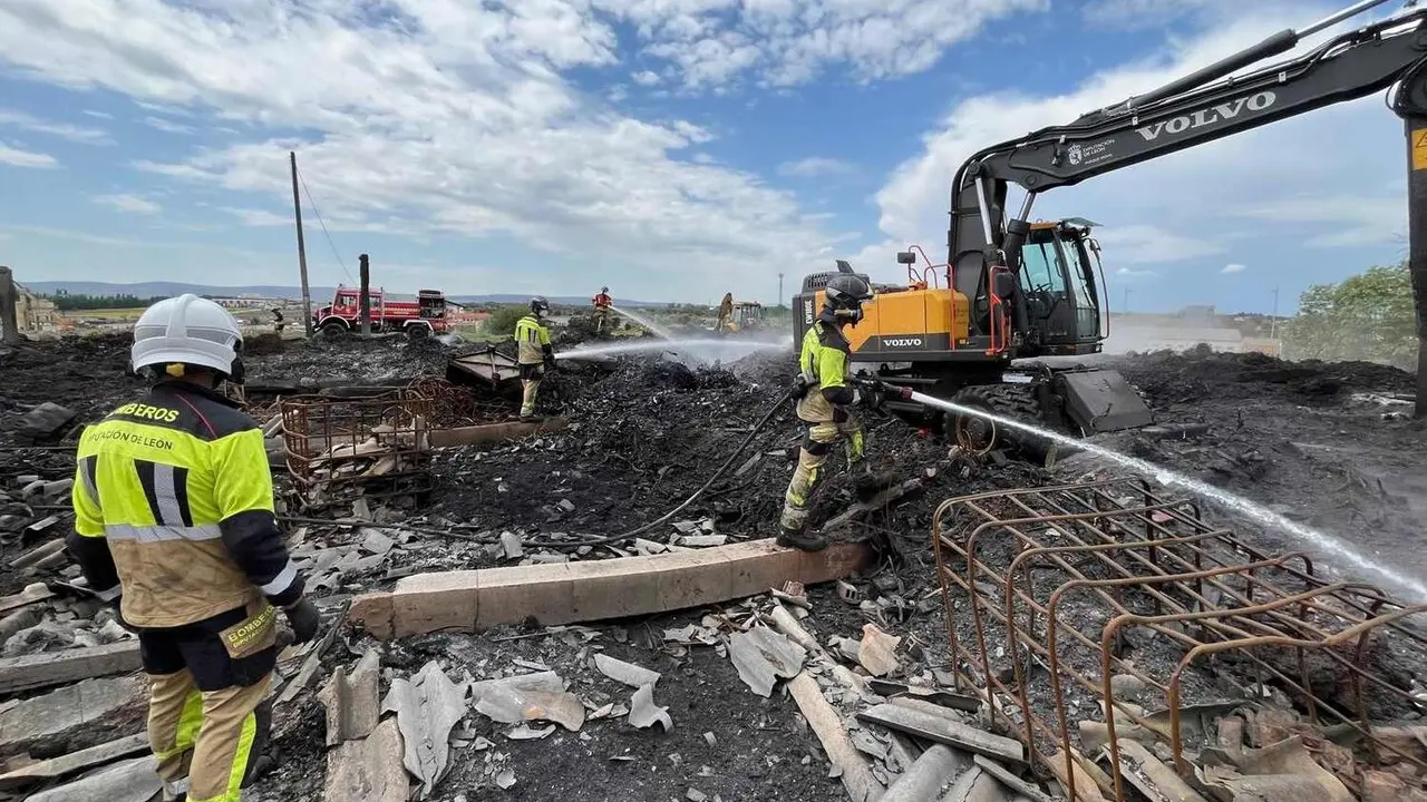 El incendio declarado el pasado 18 de marzo en una nave de almacenamiento de pl&aacute;sticos en La Ba&ntilde;eza contin&uacute;a activo 41 d&iacute;as despu&eacute;s de su origen, evidenciando la complejidad de este siniestro industrial. El Sepeis interviene en la zona para mitigar los efectos.