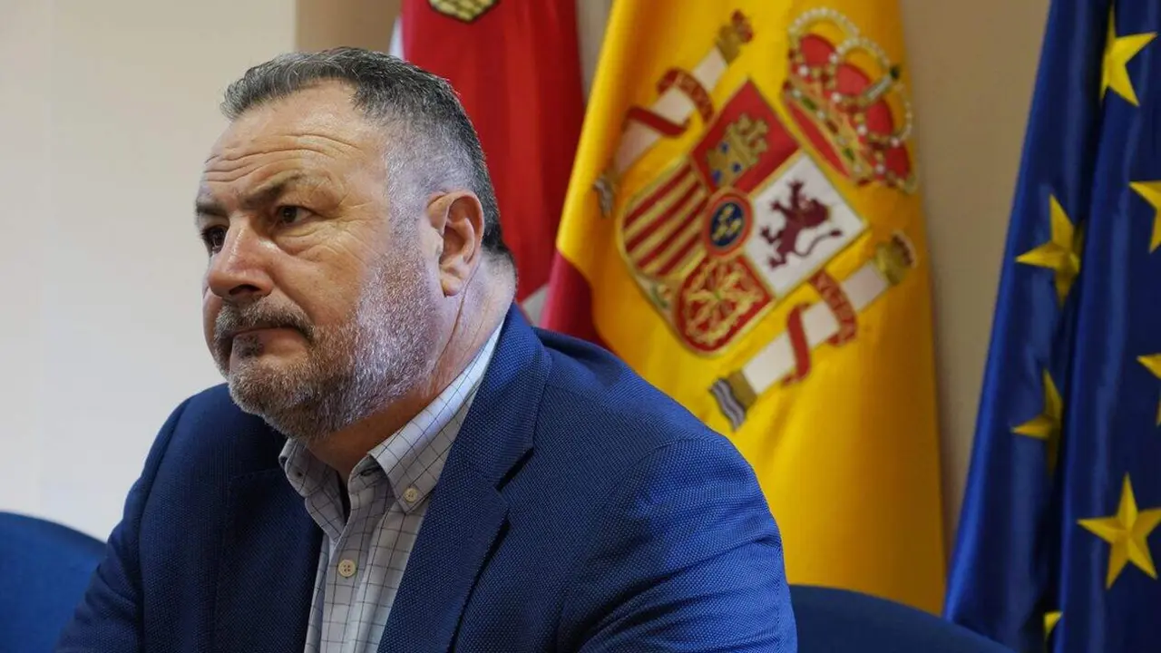 El presidente de la Mancomunidad de Municipios del Agua del Bierzo, Eduardo Moran, durante la firma del protocolo para la financiaci&oacute;n, ejecuci&oacute;n y entrega de la primera fase de las obras de eliminaci&oacute;n de aguas limpias del saneamiento del Bierzo Bajo en los municipios de Cubillos del Sil, Caba&ntilde;as Raras, Camponaraya, Carracedelo y Cacabelos (Le&oacute;n)