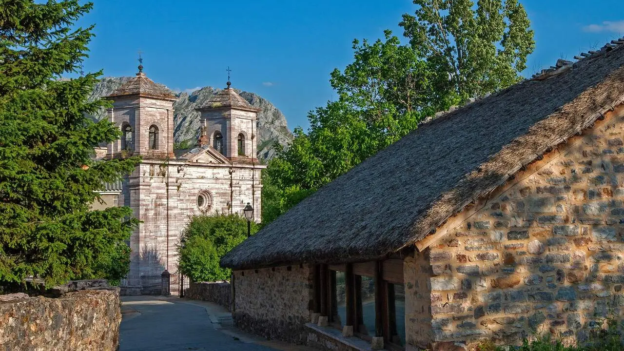 En primer t&eacute;rmino, la Casa del Humo de Lois con su caracter&iacute;stico techo de teiba.