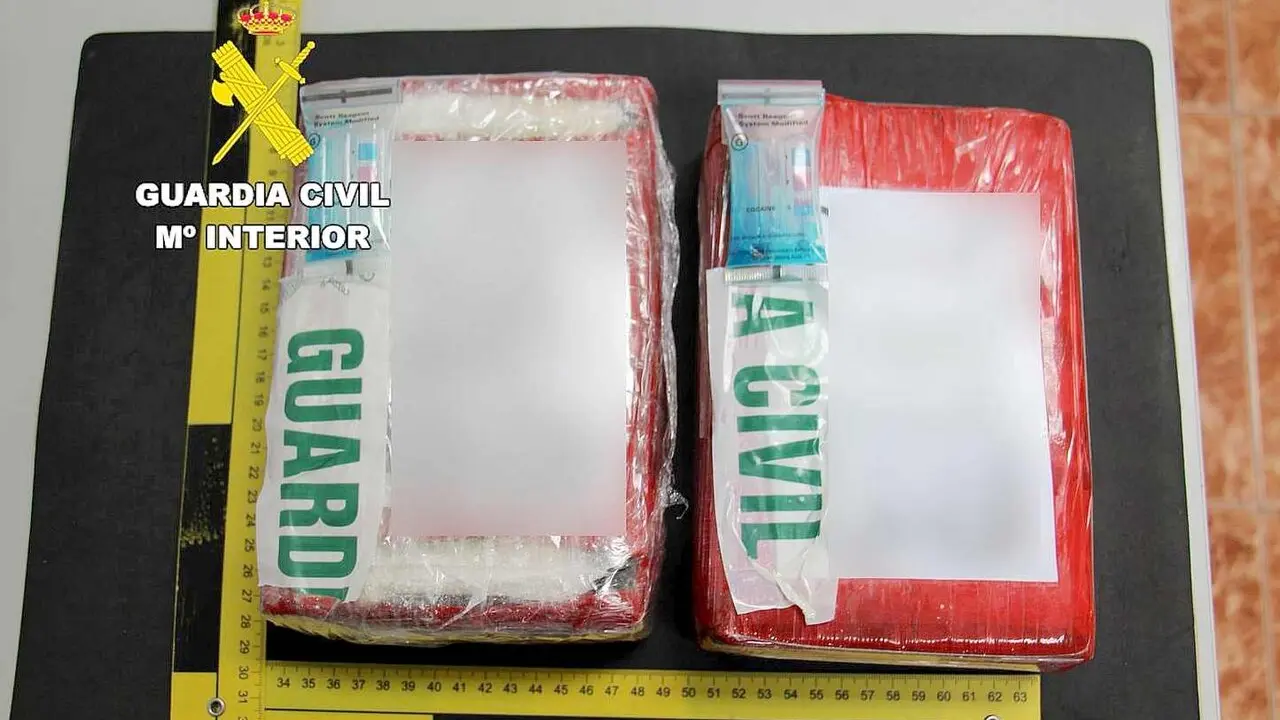 Imagen de los dos kilos de coca&iacute;na incautados por los agentes de la Guardia Civil.