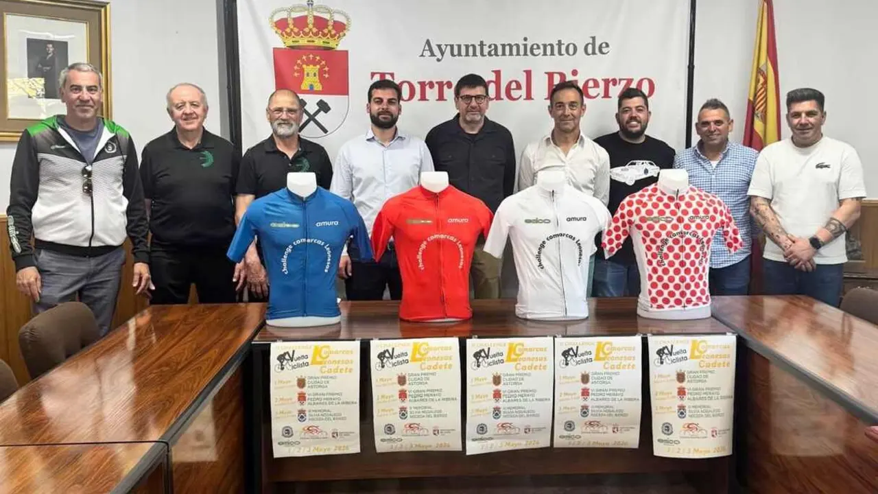 Presentaci&oacute;n este martes en el Ayuntamiento de Torre del Bierzo, de la Challenge Comarcas Leonesas.
Participan el presidente del Club Ciclista Bembibre, Avelino D&iacute;ez; el alcalde de Torre del Bierzo, Gabriel Folgado; el alcalde de Noceda, Andr&eacute;s Nogaledo y el concejal de Deportes de Astorga, Juli&aacute;n Garc&iacute;a.
