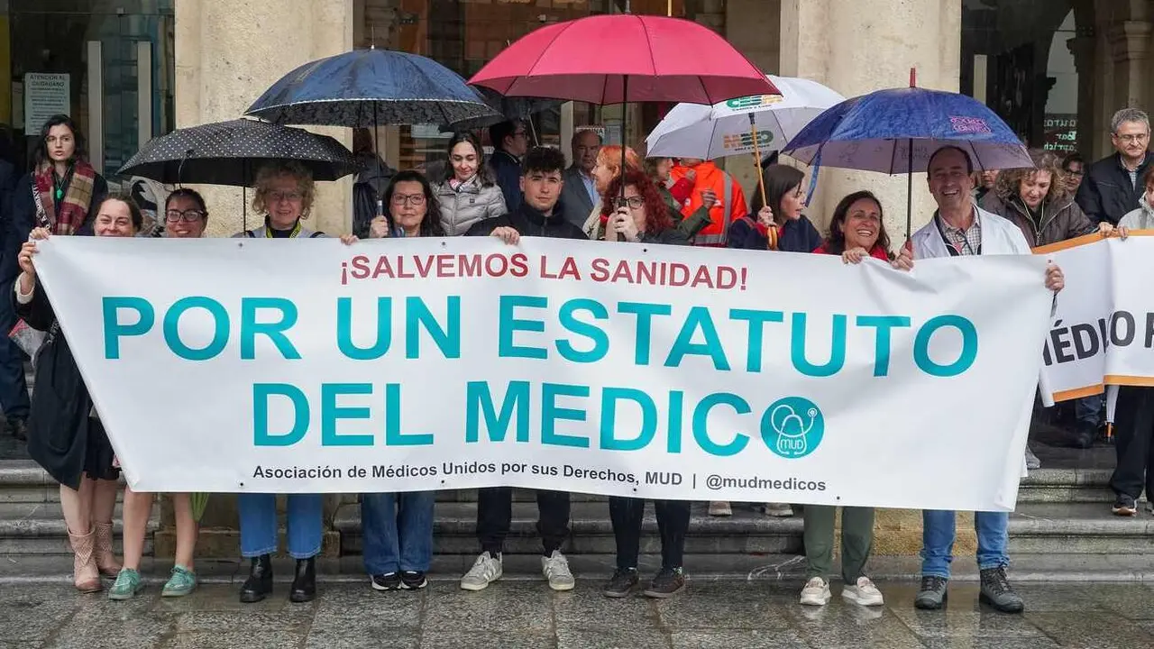 Le&oacute;n acoge una manifestaci&oacute;n de m&eacute;dicos en el marco de las movilizaciones del sector contra el Estatuto Marco que plantea el Ministerio de Sanidad, con la asistencia del presidente de la Confederaci&oacute;n Espa&ntilde;ola de Sindicatos M&eacute;dicos en Castilla y Le&oacute;n, Jos&eacute; Luis D&iacute;az Villarig&nbsp;