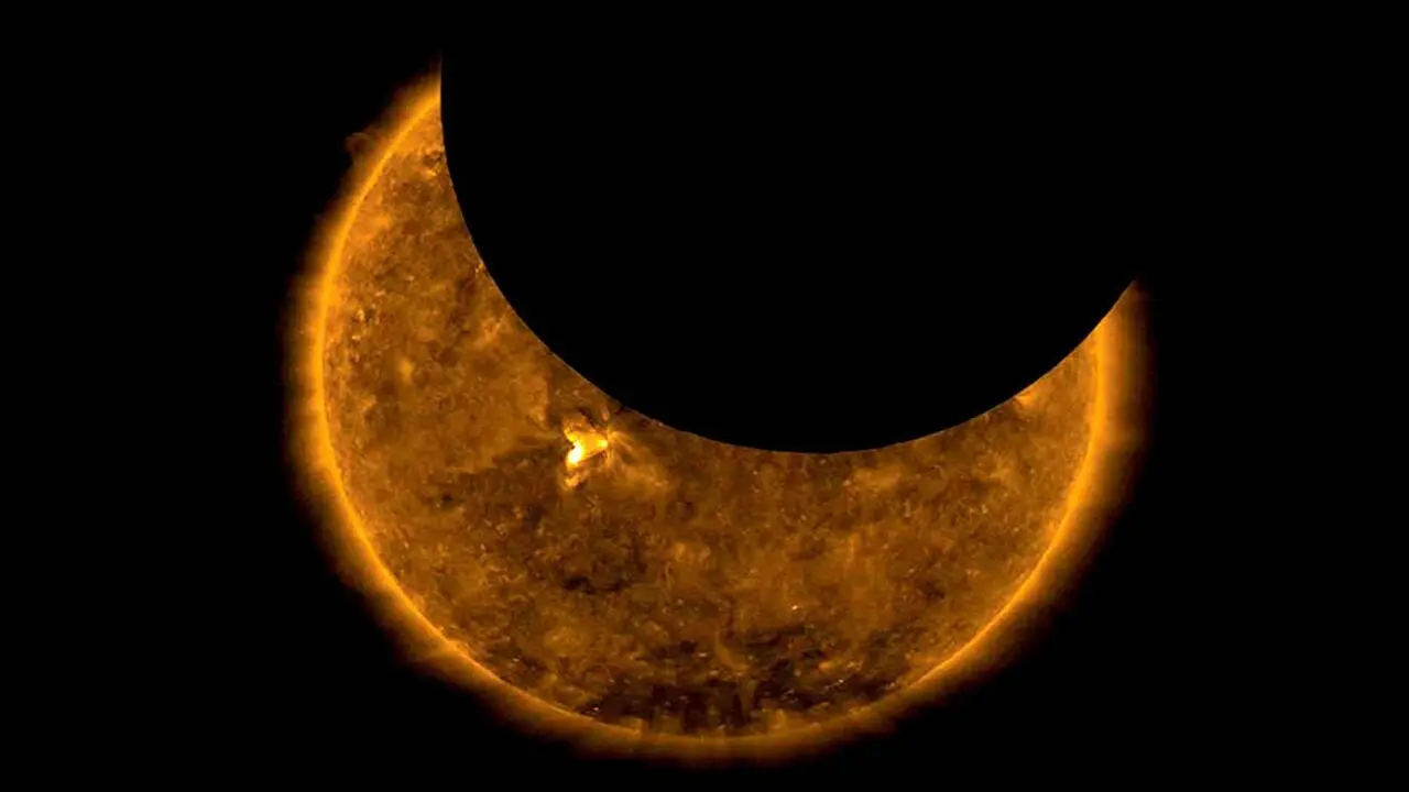 Imagen de un eclipse de sol.