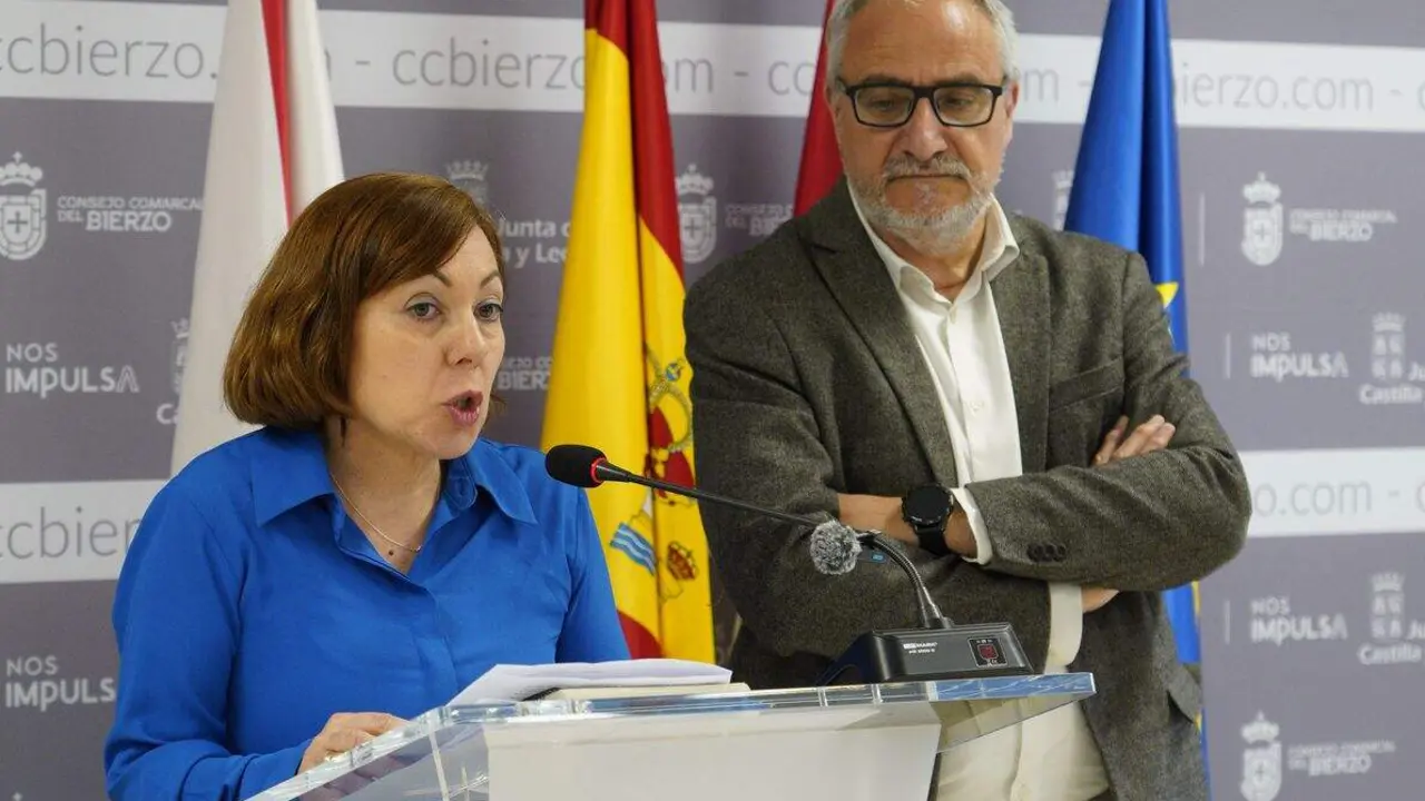 El presidente del Consejo Comarcal, Olegario Ram&oacute;n,  junto a la gerente del Banco de Tierras del Bierzo, Beatriz Anievas, informan sobre las nuevas actividades que organiza la instituci&oacute;n para el fomento de la actividad agr&iacute;cola