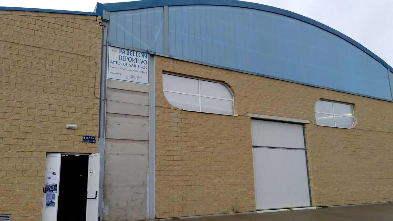 Imagen exterior del pabell&oacute;n de Sariegos.