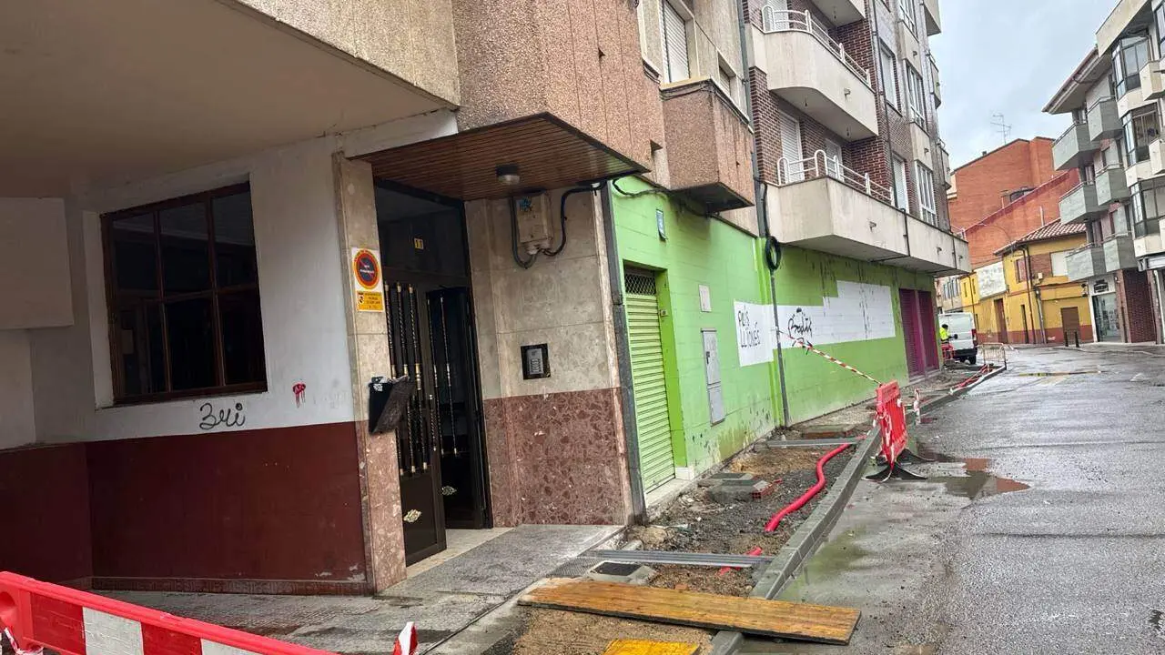 La "dejadez" de PP y UPL convierte a Valencia en "el pueblo de las vallas", dice el PSOE. Fotos: PSOE La Ba&ntilde;eza.