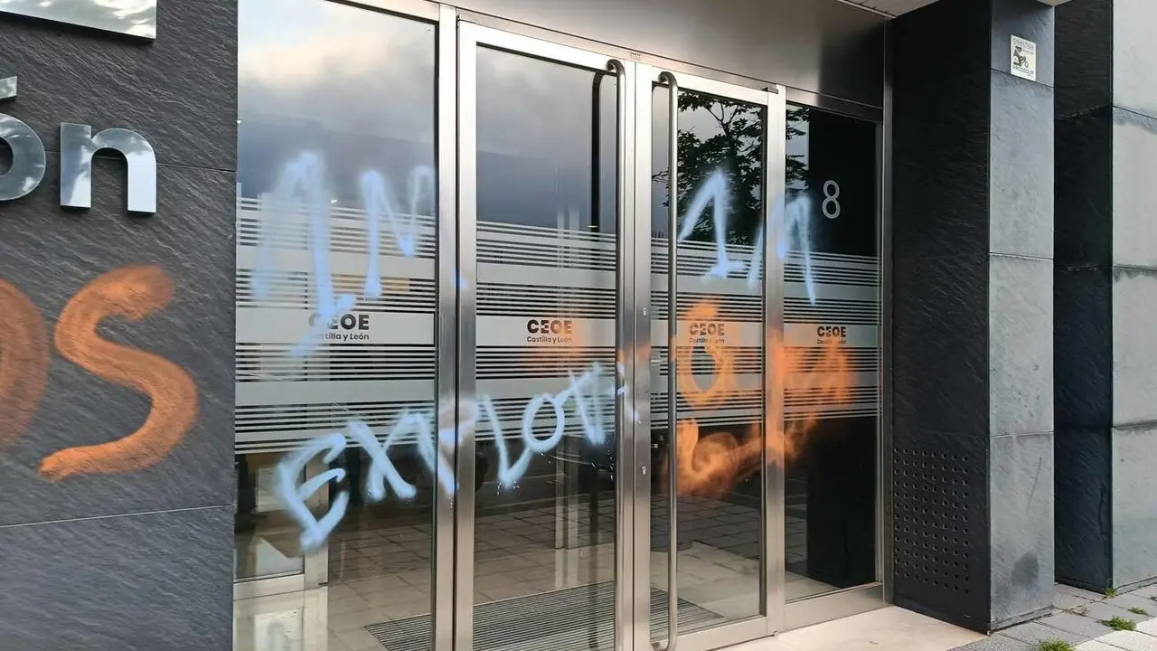 Imagen de los actos vand&aacute;licos en la sede de CEOE.