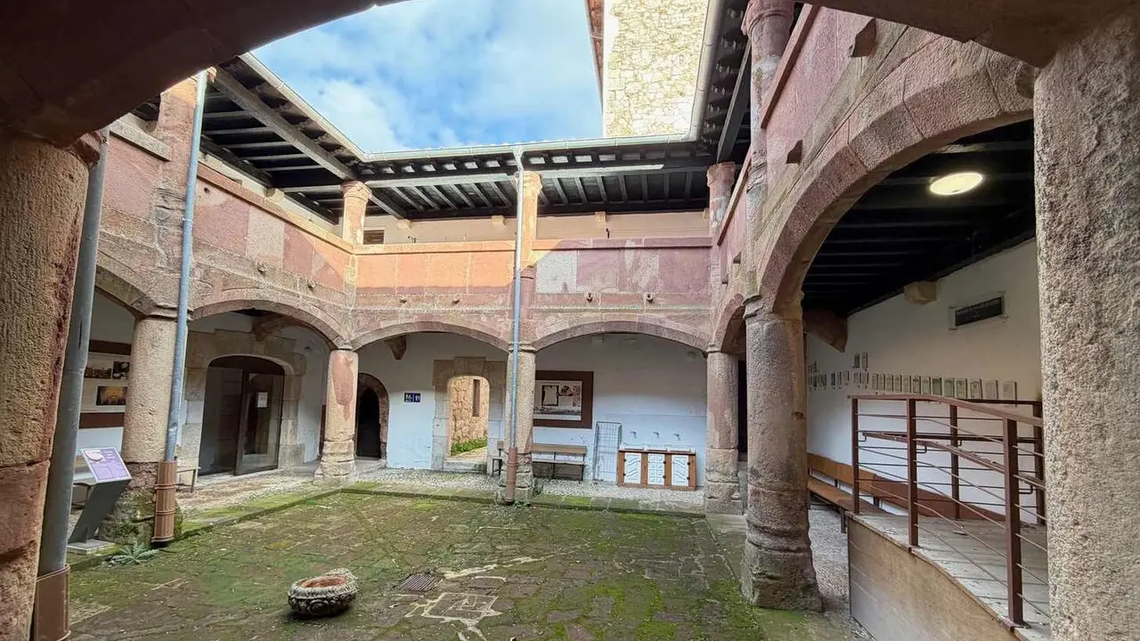 Claustro Menor del Monasterio donde se sit&uacute;a el Albergue de Peregrinos.