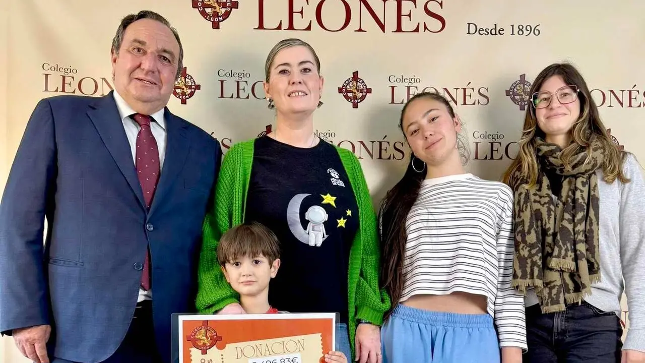 Un instante de la entrega del dinero recaudado a la fundaci&oacute;n del peque&ntilde;o Dar&iacute;o.