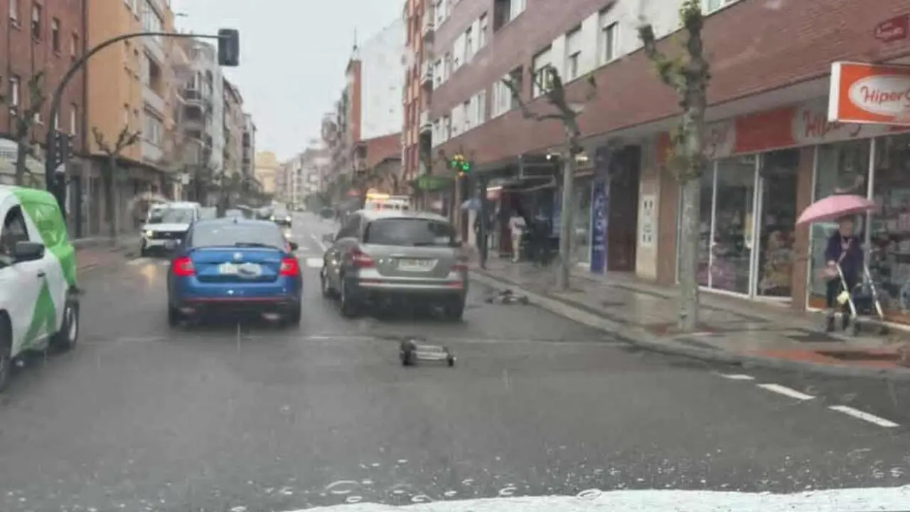 Imagen de la gr&uacute;a municipal tras perder un nuevo veh&iacute;culo por las calles de Le&oacute;n.