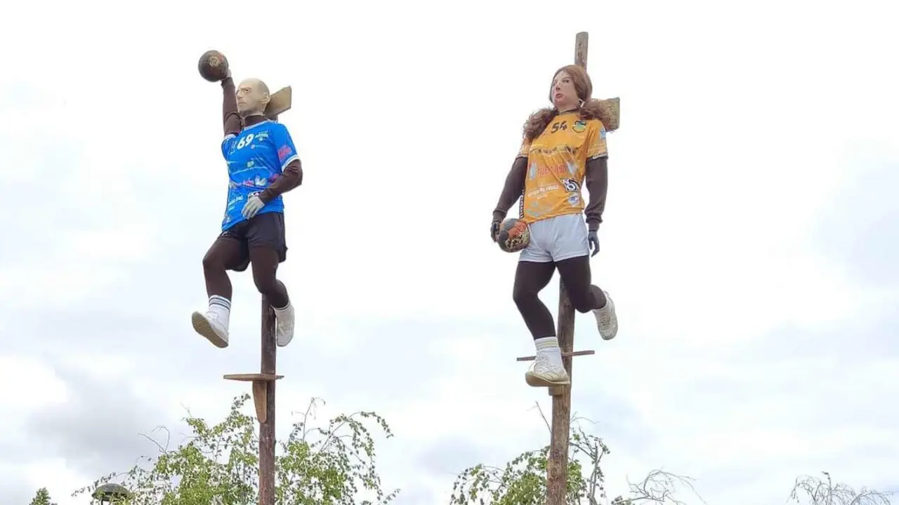 El municipio leon&eacute;s de Sariegos vuelve a convertir el cambio de estaci&oacute;n en una celebraci&oacute;n colectiva con el &lsquo;pinado&rsquo; de los Mayos, una tradici&oacute;n profundamente arraigada en la provincia que simboliza la llegada de la primavera. Las figuras se instalar&aacute;n el 30 de abril en las cuatro localidades del t&eacute;rmino municipal y permanecer&aacute;n expuestas hasta el 31 de mayo.