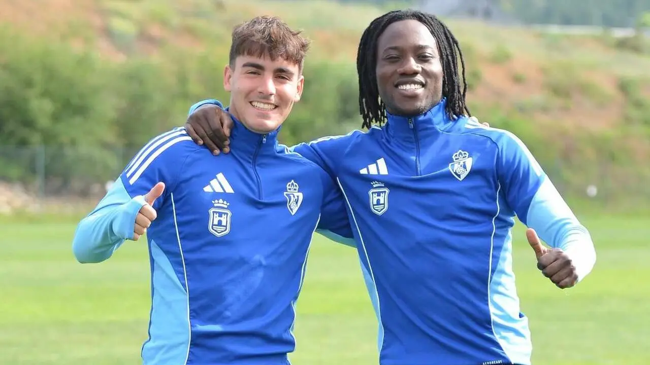 Los jugadores de la Ponferradina bromean momentos antes de iniciar el entrenamiento.