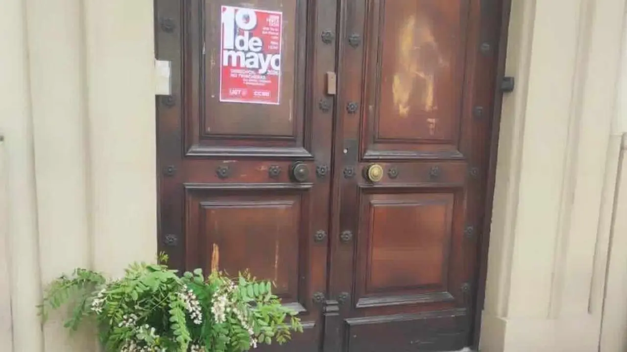 Imagen de la puerta de UGT vandalizada con s&iacute;mbolos nazi.
