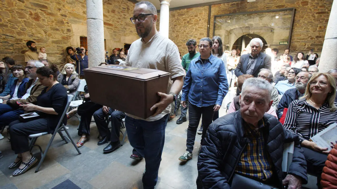El colectivo Sputnik Labrego entrega de los restos del guerrillero Manuel Gir&oacute;n a sus familiares, tras su hallazgo en el antiguo cementerio del Carmen de Ponferrada