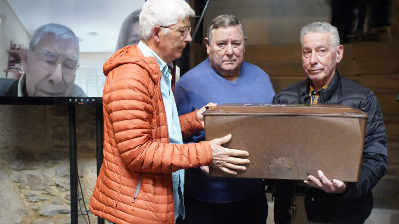 El colectivo Sputnik Labrego entrega de los restos del guerrillero Manuel Gir&oacute;n a sus familiares, tras su hallazgo en el antiguo cementerio del Carmen de Ponferrada